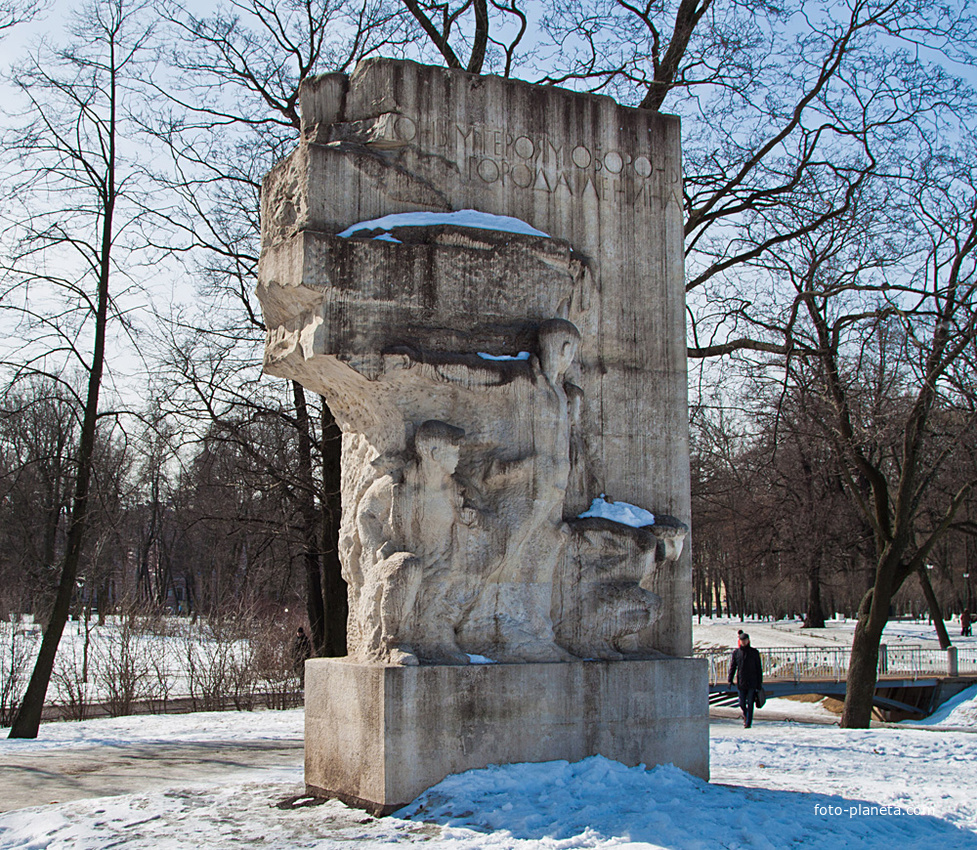 Памятник пионерам - защитникам Ленинграда