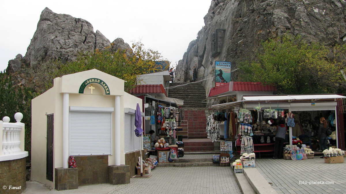 Сувенирный рынок и лестница на смотровую площадку