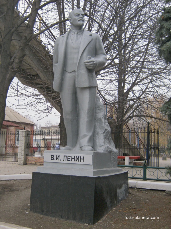 Харцызск. Памятник Ильичу на перроне  станции Харцызск.