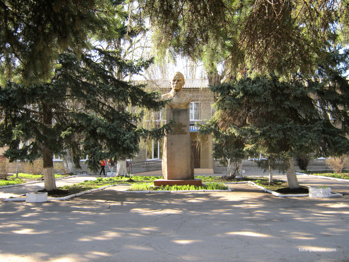 Харцызск. Памятник Герою Советского Союза Николенко С.М. на одноименном бульваре.