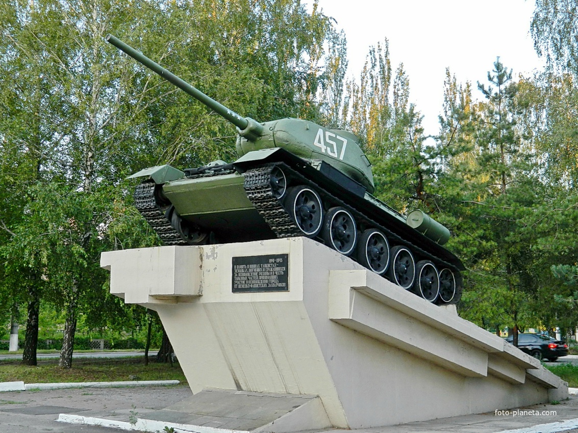 Харцызск. Памятник освободителям-танкистам на въезде в город из Донецка.