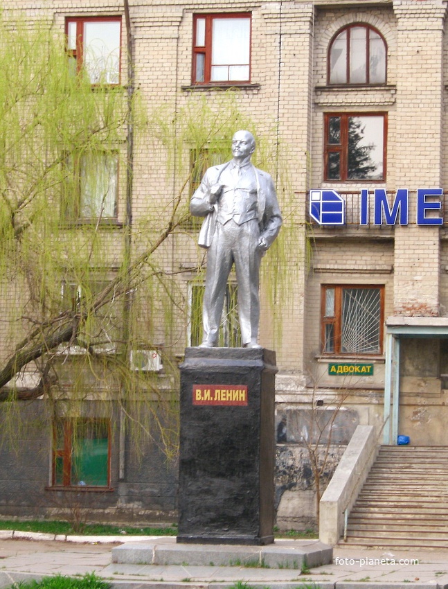 Харцызск. Памятник Ленину на ул.Адамца.