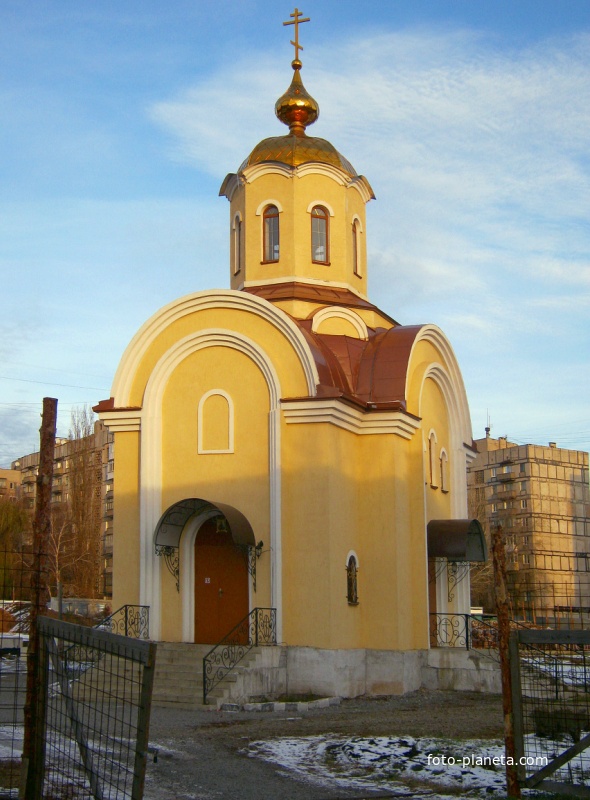 Харцызск. Церковь Сергия Радонежского в центре, район 1-й школы.