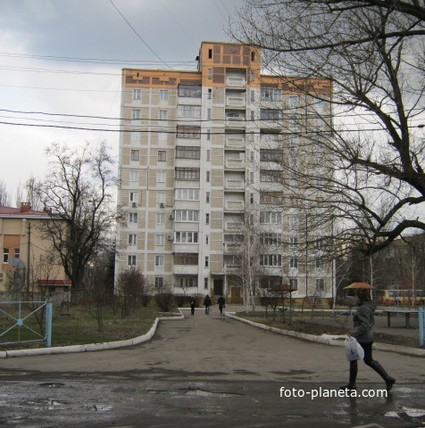 Харцызск. Самое высокое жилое здание, 10-этажка на ул. Октярьской.