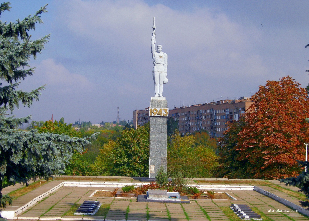 Зугрэс. Памятник погибшим воинам-освободителям.