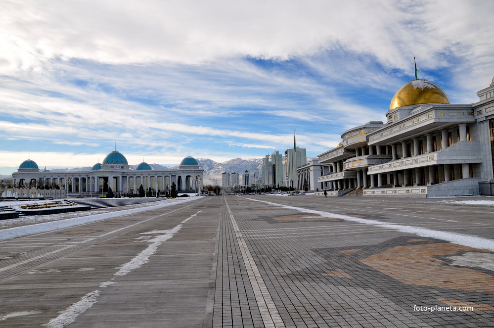 Площадь перед Президентским Дворцовым комплексом «Огузхан»/The square in front of the Presidential palace complex &quot;Oguzhan&quot;