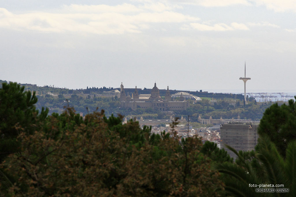 Ввид с крепости Montjuic в сторону Олимпийского комплекса и Национального музея искусства Каталонии (MNAC)