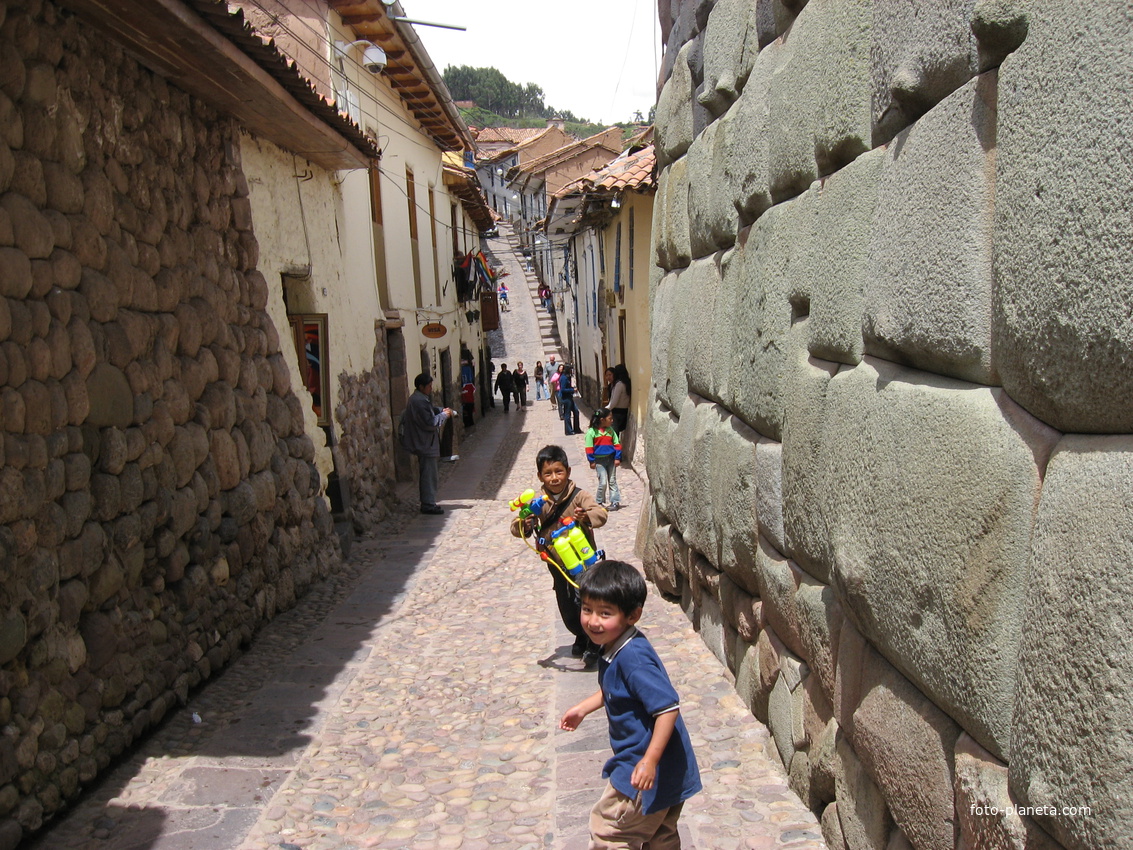 Дети на улице старого города