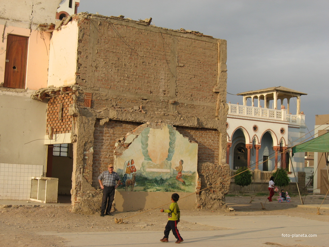 Писко,  стена кафедрального собора после землетрясения