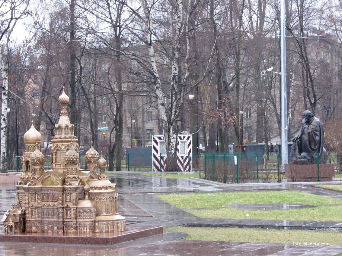 Бронзовый Санкт-Петербург в миниатюре около метро Горьковская.