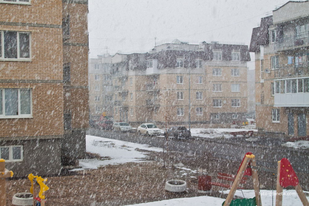 Славянка. Улица Ростовская. Снег идет в апреле 2013 года.