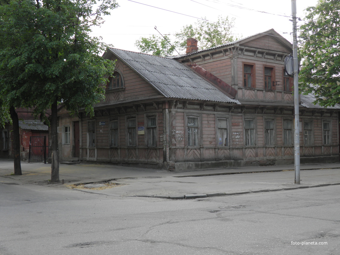 Старое здание на улице рядом с пр. Революции.