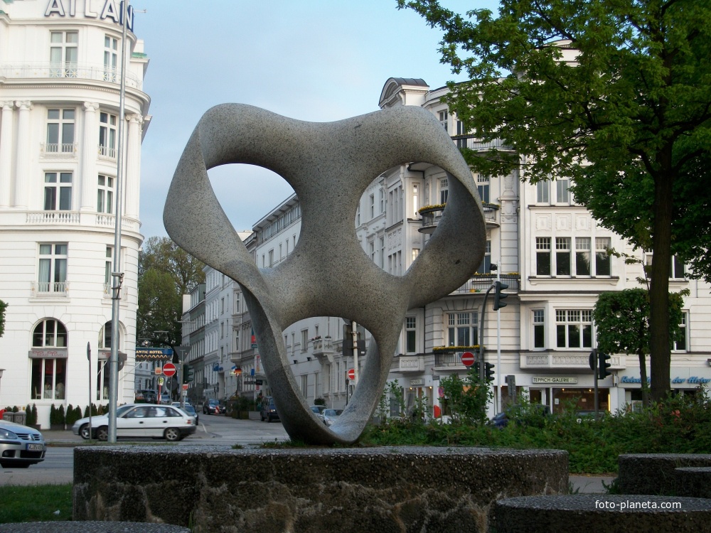 Гамбург. Скульптура в парке