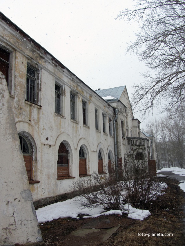 Здание Училищного корпуса колонии в Изваре со стороны встроенной церкви Казанской иконы Божией Матери.