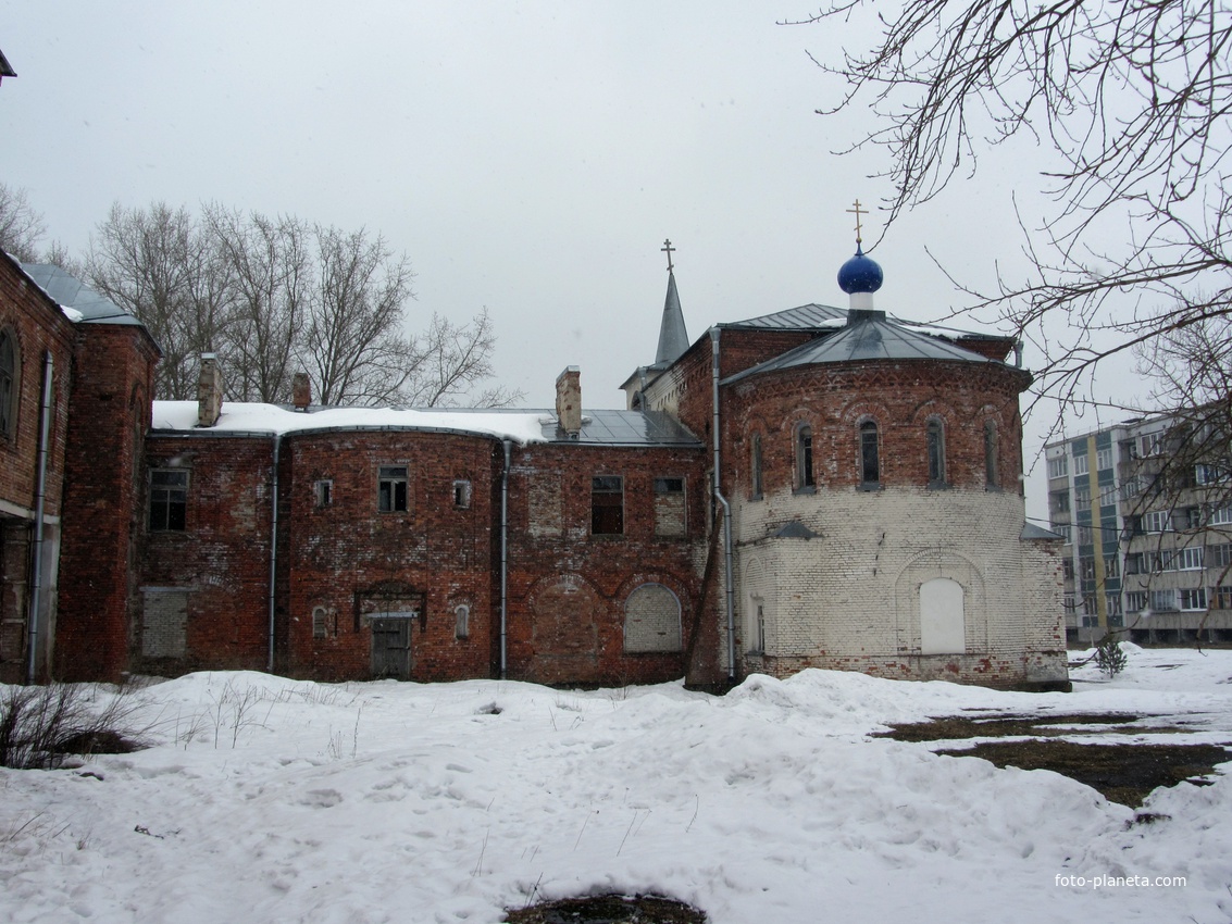 Здание Училищного корпуса колонии в Изваре со стороны встроенной церкви Казанской иконы Божией Матери.