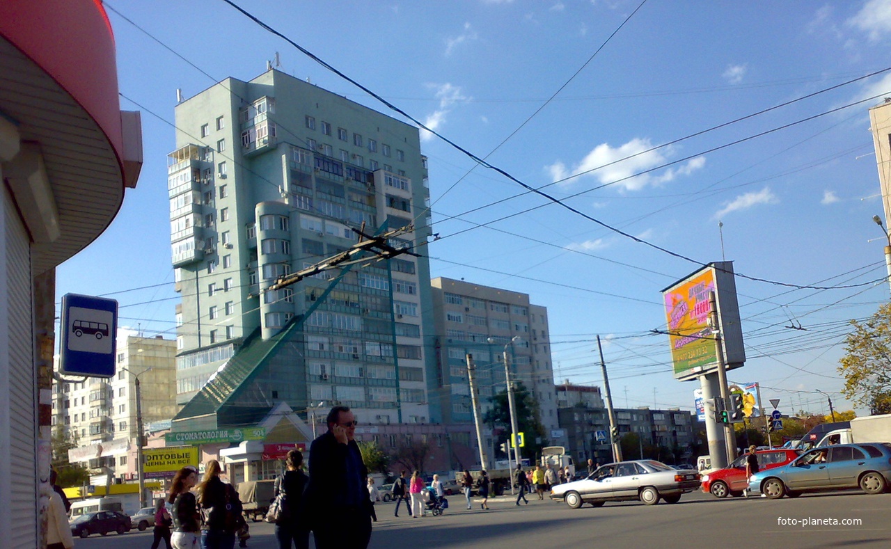 перекрёсток Комсомольского проспекта и улицы Молодогвардейцев