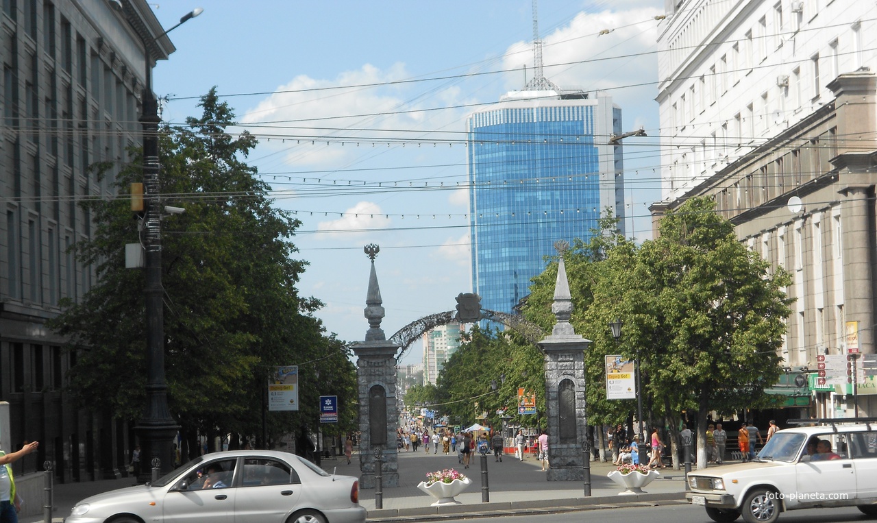 вход с площади Революции на пешеходную улицу Кирова (Арбат)