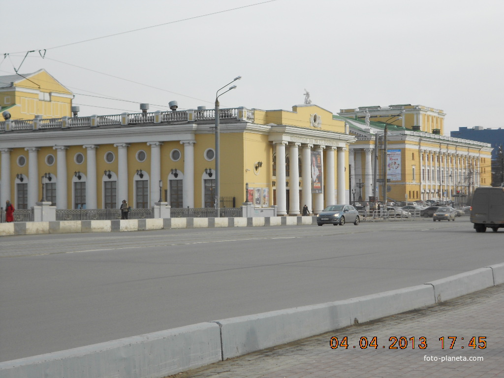 Концертный зал. Справа Оперный театр.