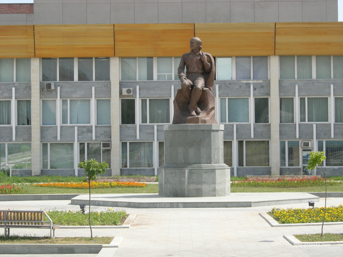 Памятник Кайсыну Кулиеву