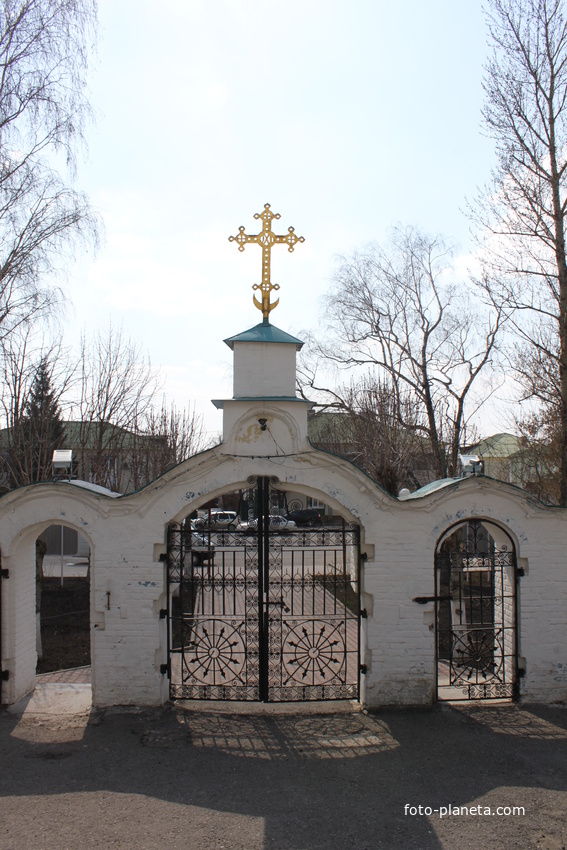 Валуйки. Ворота храма святителя Николая Чудотворца.