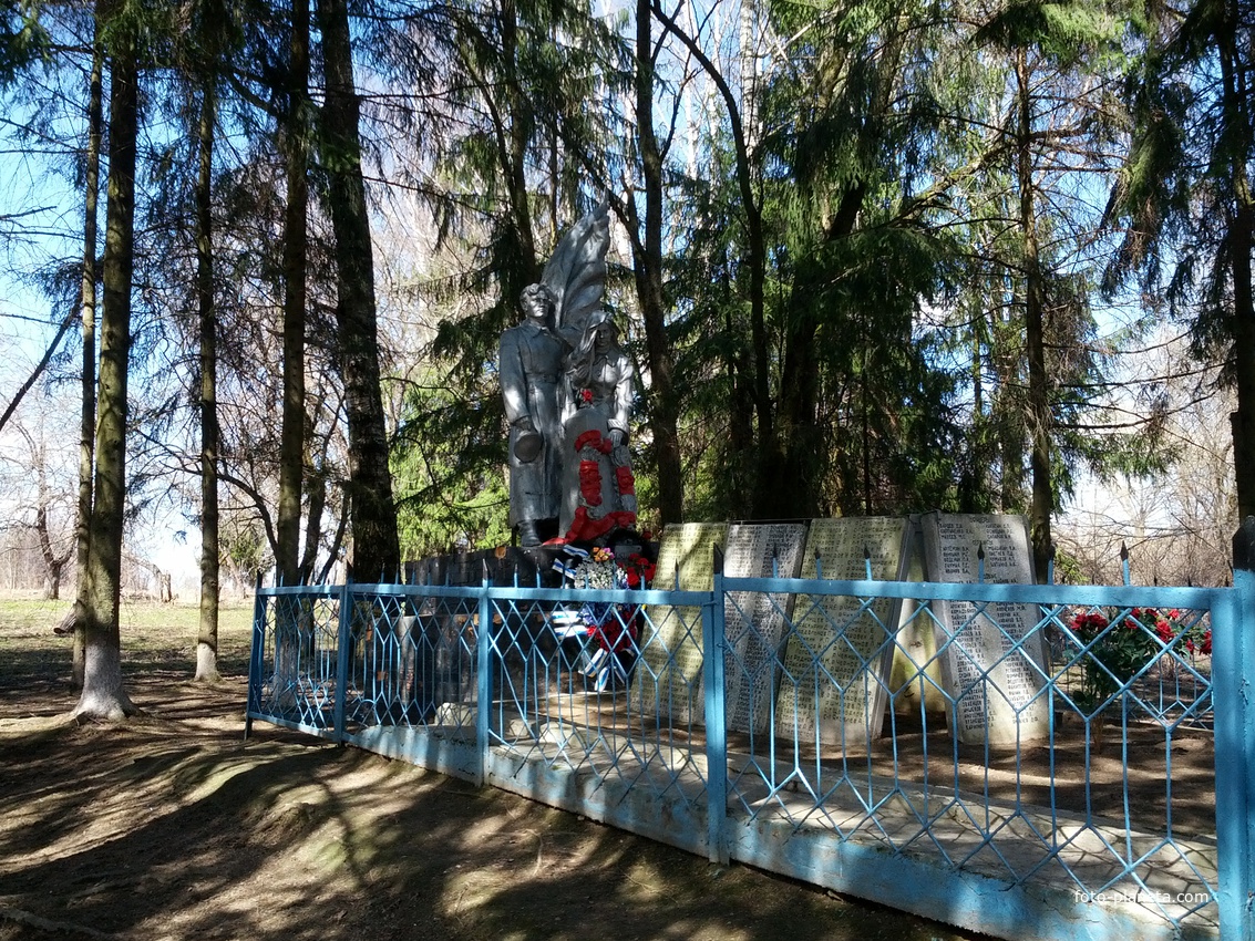 Памятник павшим в ВОВ в п.Новосельский Сухиничского р-на Калужской области