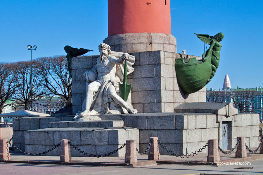 Скульптура Нептуна на Ростральной колонне