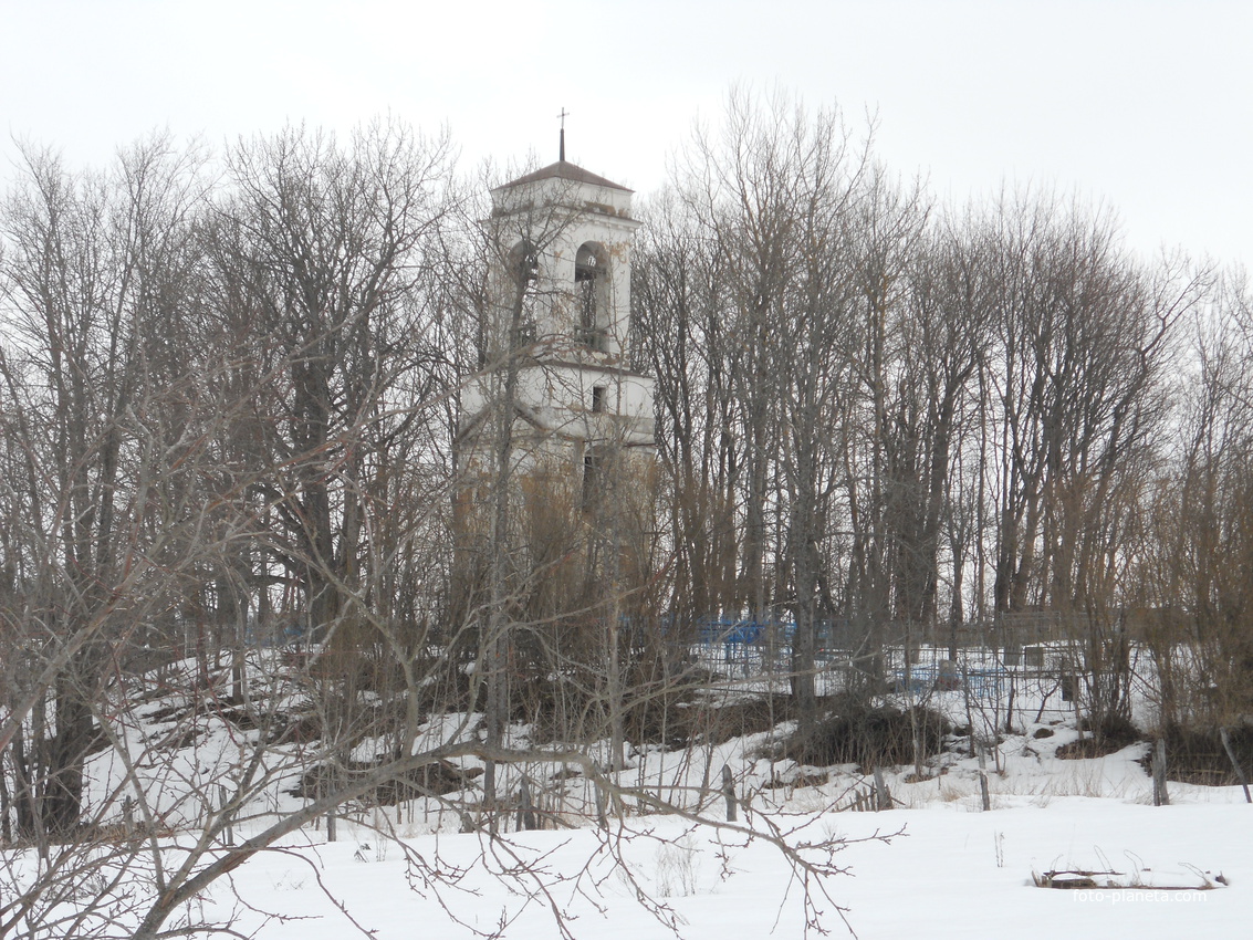 колокольня старинного храма на кладбище в плотично
