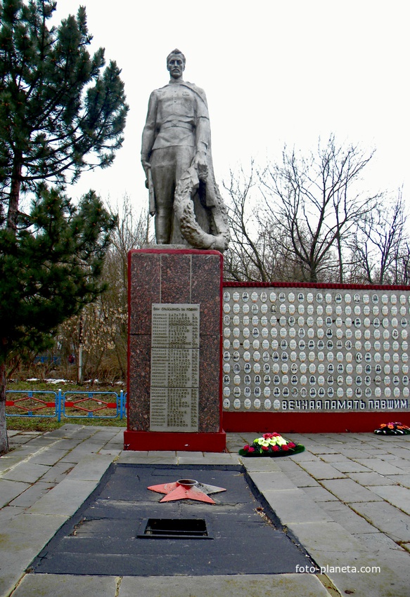 Братская могила 62 советских воинов