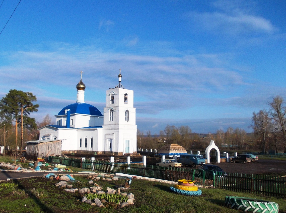 с. Верхотор, Ишимбайского района. Богородице-Казанский храм. Здание было заложено в 1788 году.