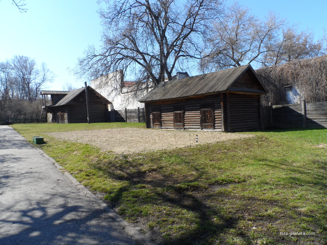 Во дворе дома-музея В.И. Ленина
