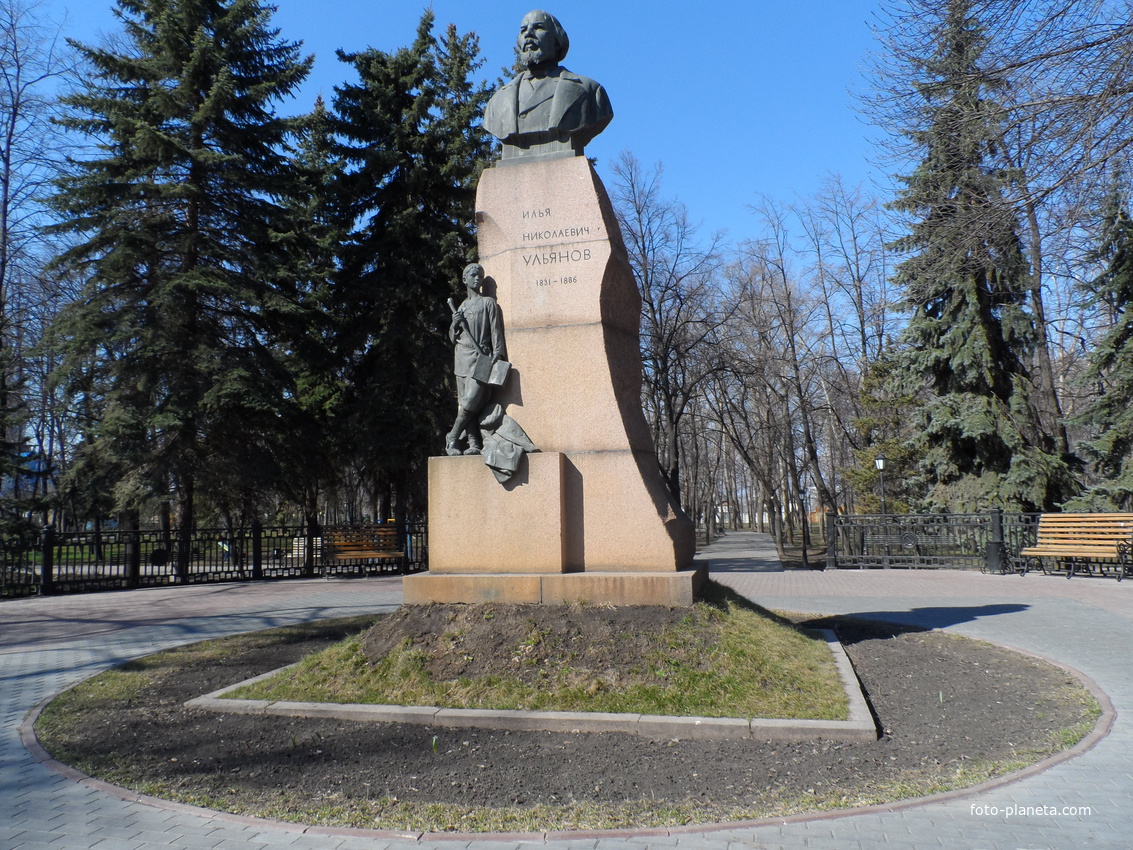 Памятник И.Н. Ульянову