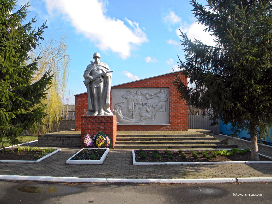 Братская могила 2 советских воинов