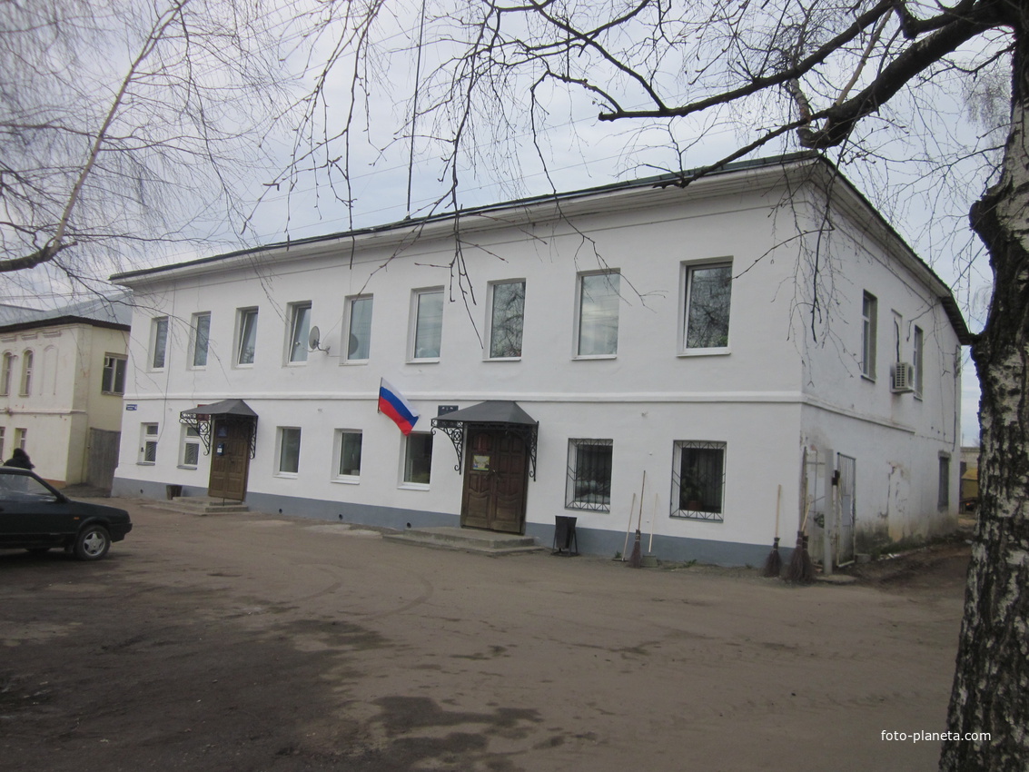 Администрация поселения и полиция.