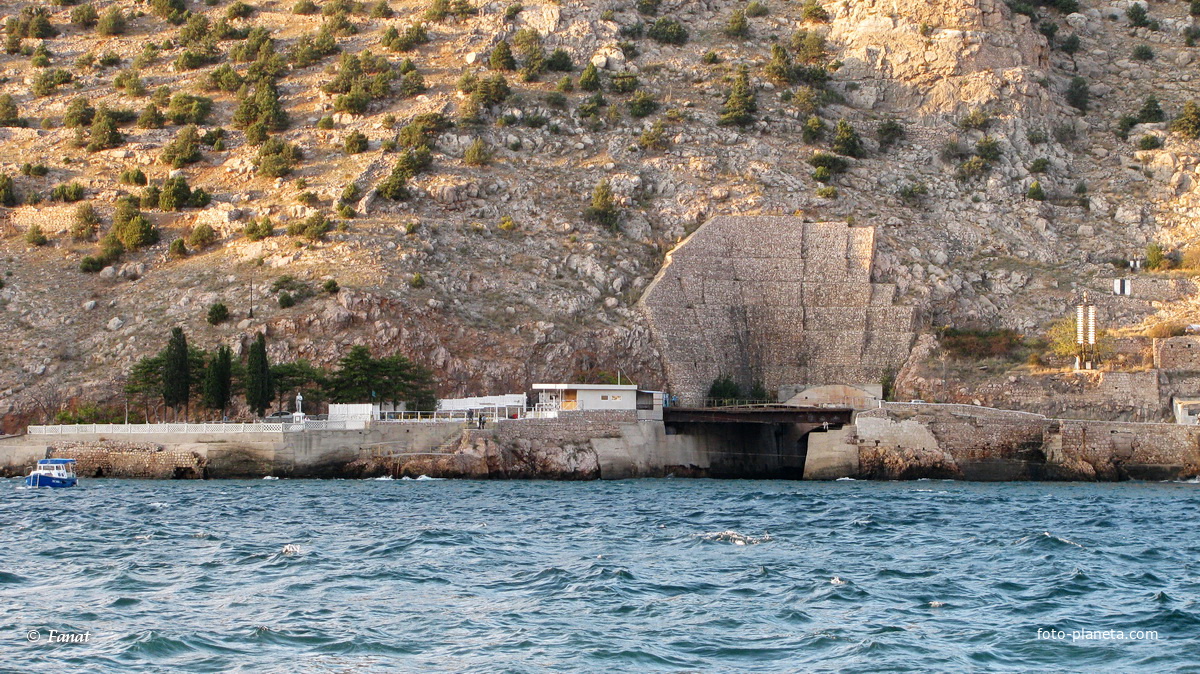 Тоннель в скале для входа подводных лодок (бывший объект № 825 ГТС -  завод по ремонту подводных лодок)