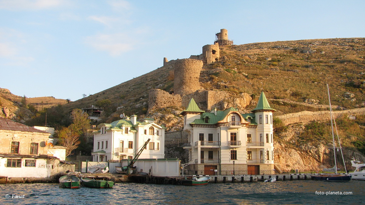Вид из бухты на  остатки Генуэзской крепости Чембало