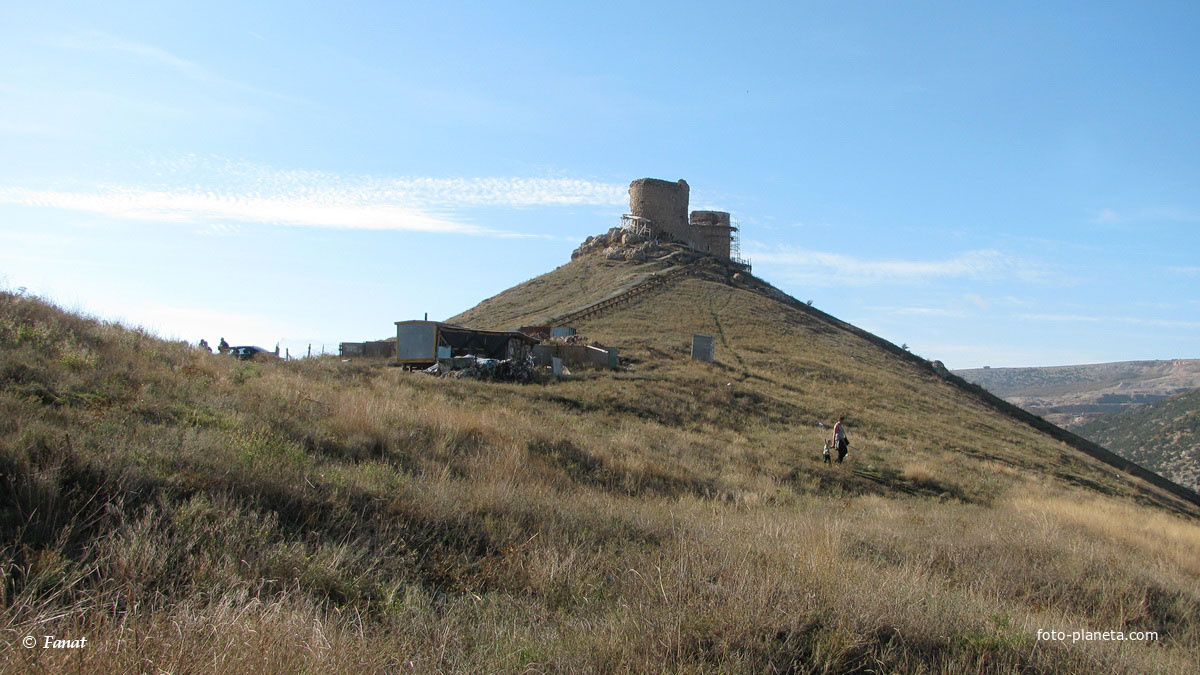 Остатки крепости Чембало на горе Кастрон