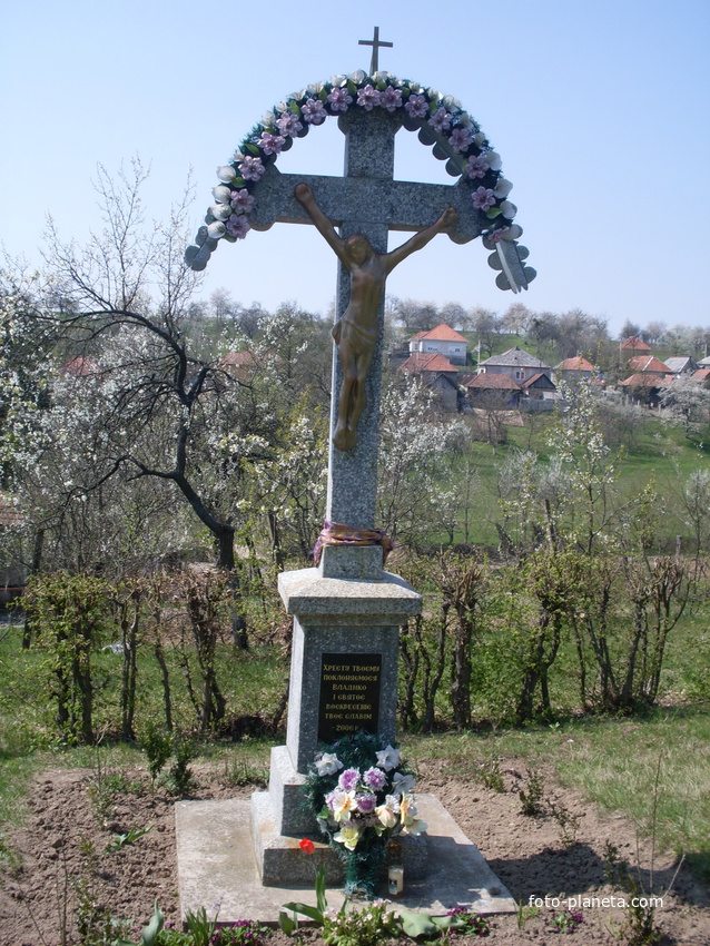 Хрест перед сільським храмом
