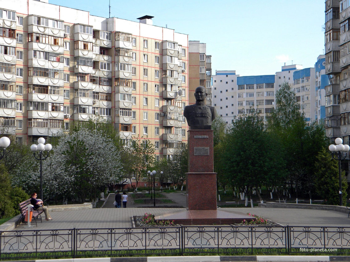 Конева белгород. Памятник Коневу в Белгороде. Улица Конева Белгород. Памятник маршалу Коневу в Белгороде. Памятник Конева Белгород.