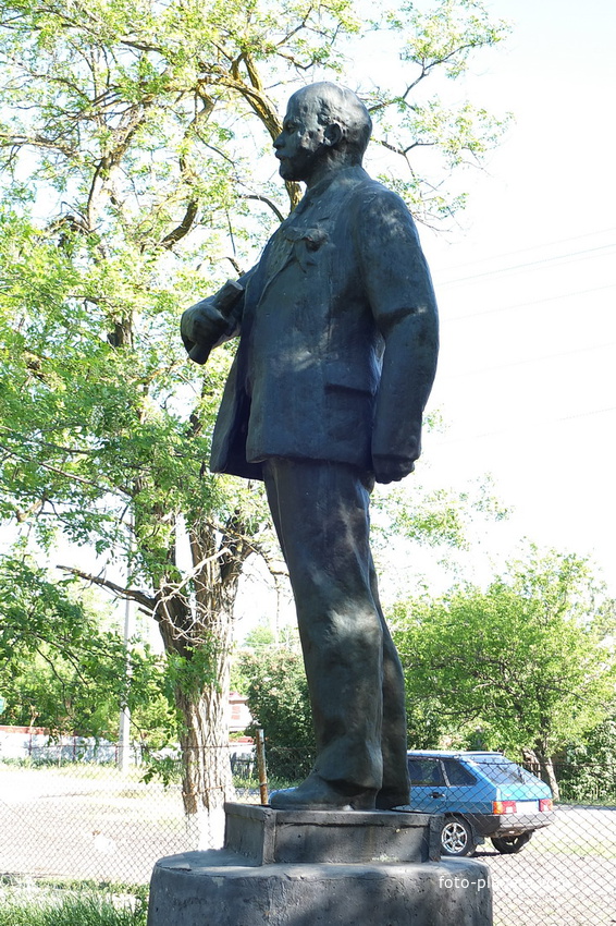 Памятник Ленину в школьном дворе