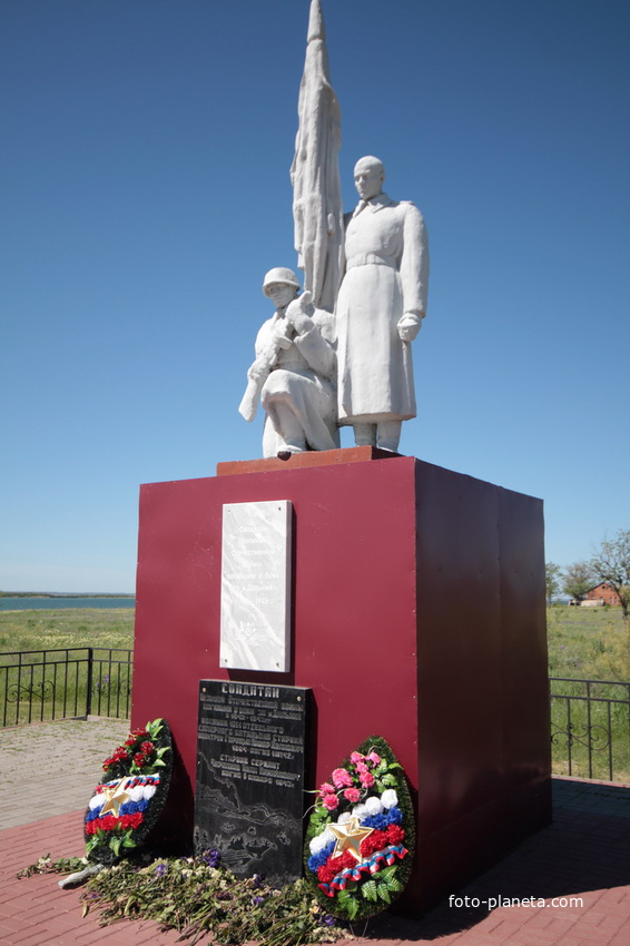 Памятник павшим воинам в ВОВ на братской могиле