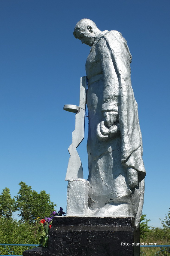 Памятник павшим воинам на братской могиле погибших при освобождении хутора 01.1043.