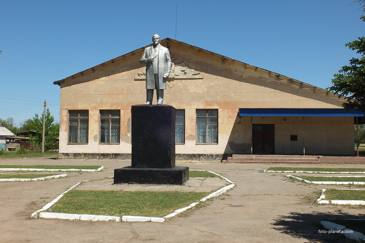 памятник Ленину у дворца Культуры