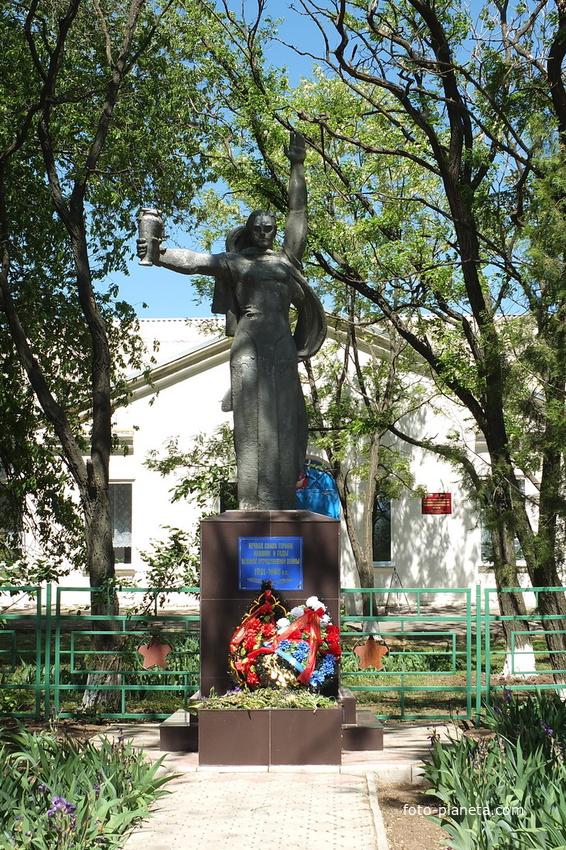 Братская могила и памятник павшим воинам в ВОВ во дворе школы