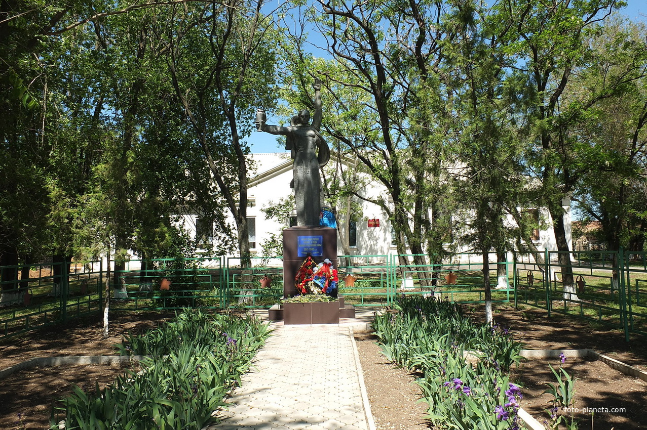 Братская могила и памятник павшим воинам в ВОВ во дворе школы