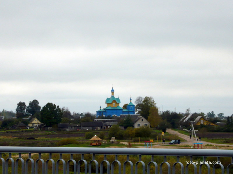 вид с моста на голубую церковь