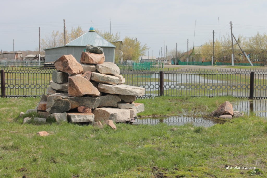 Ауылдың Жұмбақтасы, ар жағында Намазхана