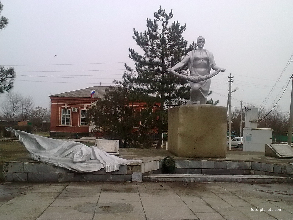 Памятник погибшим воинам в годы гражданской и Великой отечественной войн, на заднем плане бывший ата