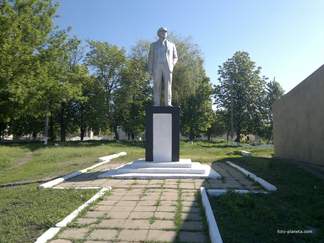 Затишье. Памятник В,И, Ленину на Привокзальной площади.