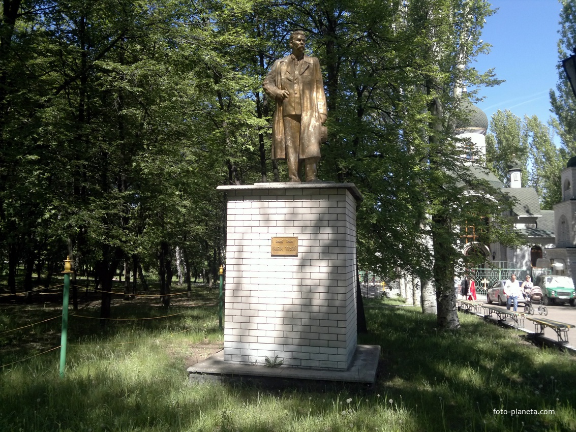 Ясиноватая. Памятник А.М. Горькому.