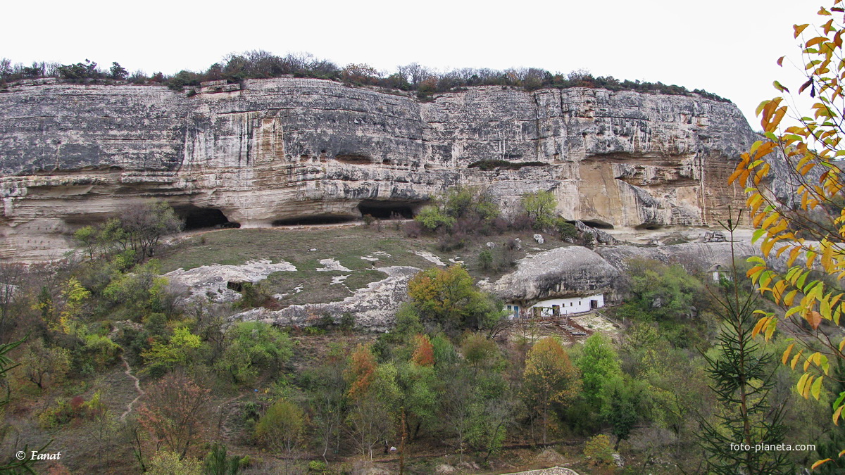 Вид на пещеры в скалах